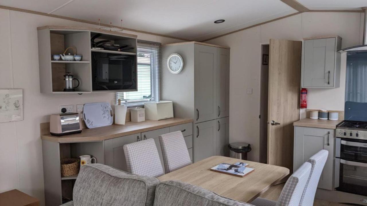 Luxury 2 Bedroom Caravan In Stunning Location 피틀로크리 외부 사진